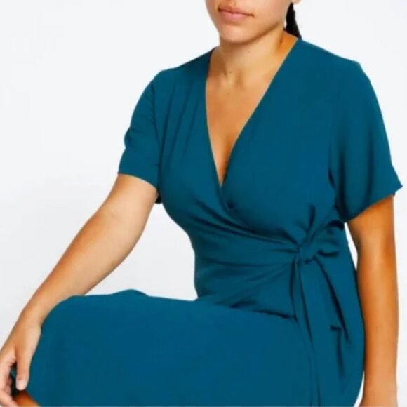 Universal Standard Crepe Wrap Dress - Picture 4 of 5